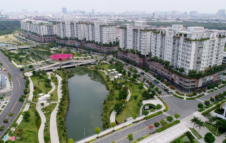 Khu đô thị xa hoa đối lập những ngôi nhà nát giữa lòng Thủ Thiêm